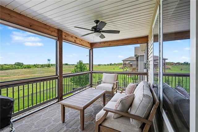 17605 Greyhawke Ridge Drive, Smithville, MO 64089