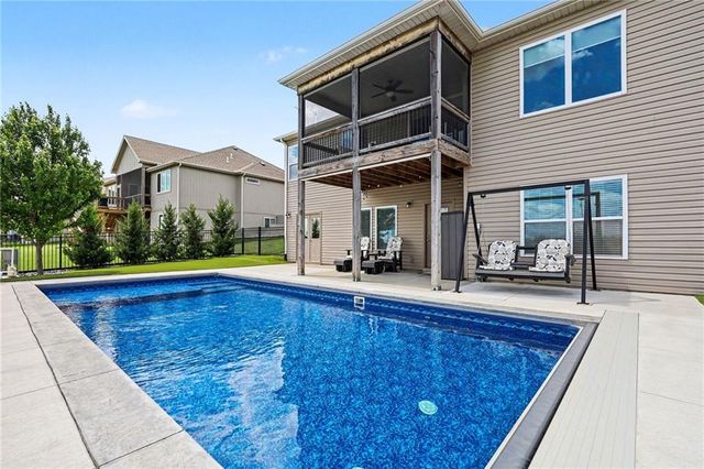 17605 Greyhawke Ridge Drive, Smithville, MO 64089