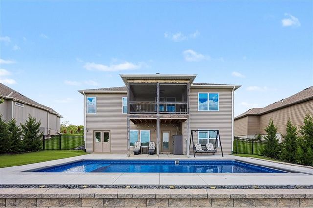 17605 Greyhawke Ridge Drive, Smithville, MO 64089