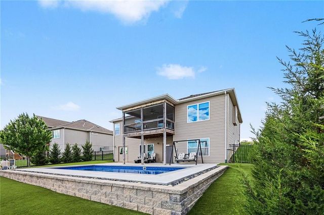 17605 Greyhawke Ridge Drive, Smithville, MO 64089
