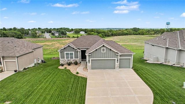 17605 Greyhawke Ridge Drive, Smithville, MO 64089