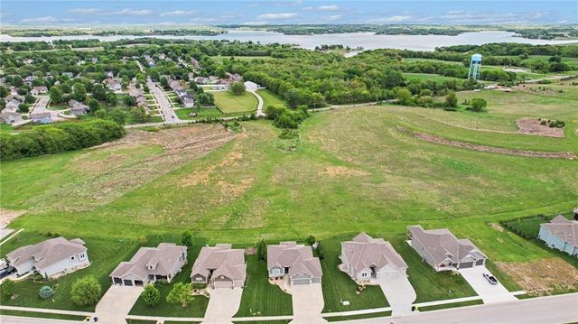 17605 Greyhawke Ridge Drive, Smithville, MO 64089