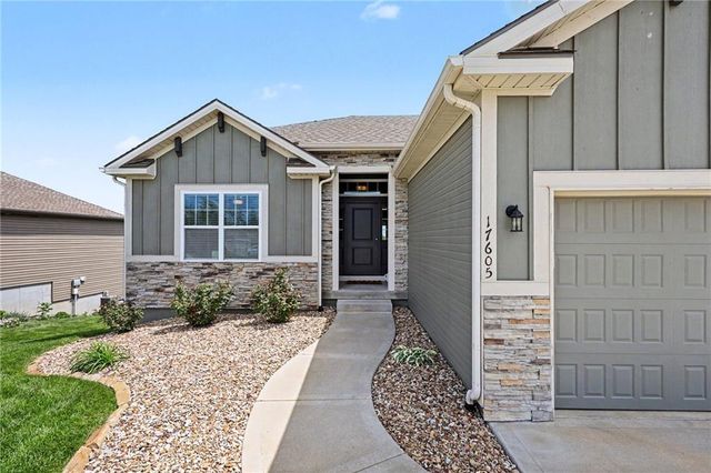 17605 Greyhawke Ridge Drive, Smithville, MO 64089