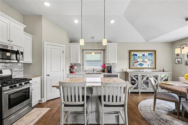 17605 Greyhawke Ridge Drive, Smithville, MO 64089