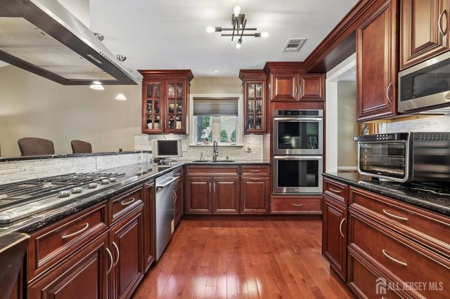 6 Murfield Drive, Lincroft, NJ 07738