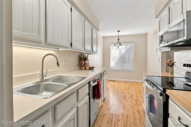 32109 W 12 Mile Road, Farmington Hills, MI 48334