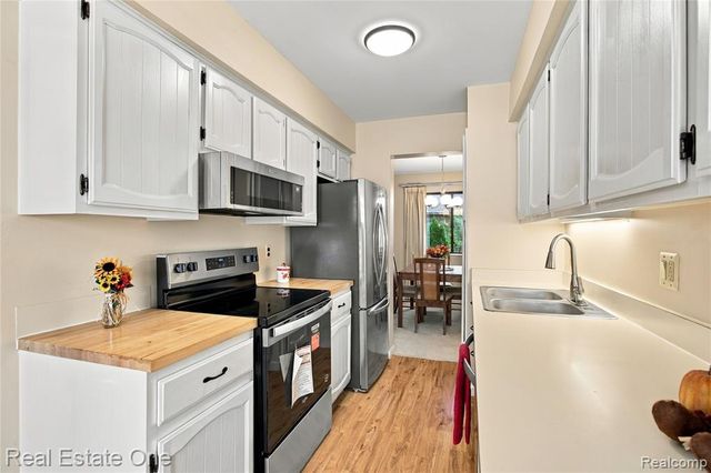 32109 W 12 Mile Road, Farmington Hills, MI 48334