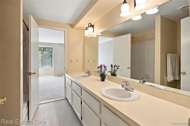 32109 W 12 Mile Road, Farmington Hills, MI 48334