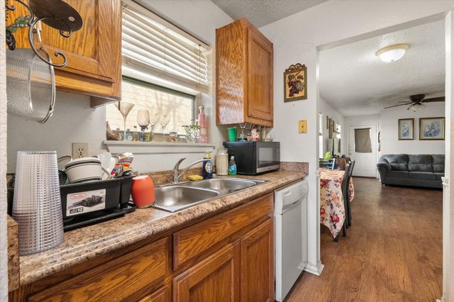 1129 College Street, Grand Prairie, TX 75050