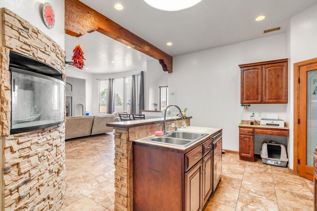 Image 12 of property listing at 2820 Stapleton Avenue NE, Rio Rancho, NM 87124