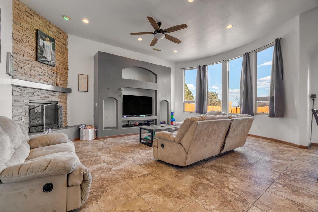 Image 5 of property listing at 2820 Stapleton Avenue NE, Rio Rancho, NM 87124