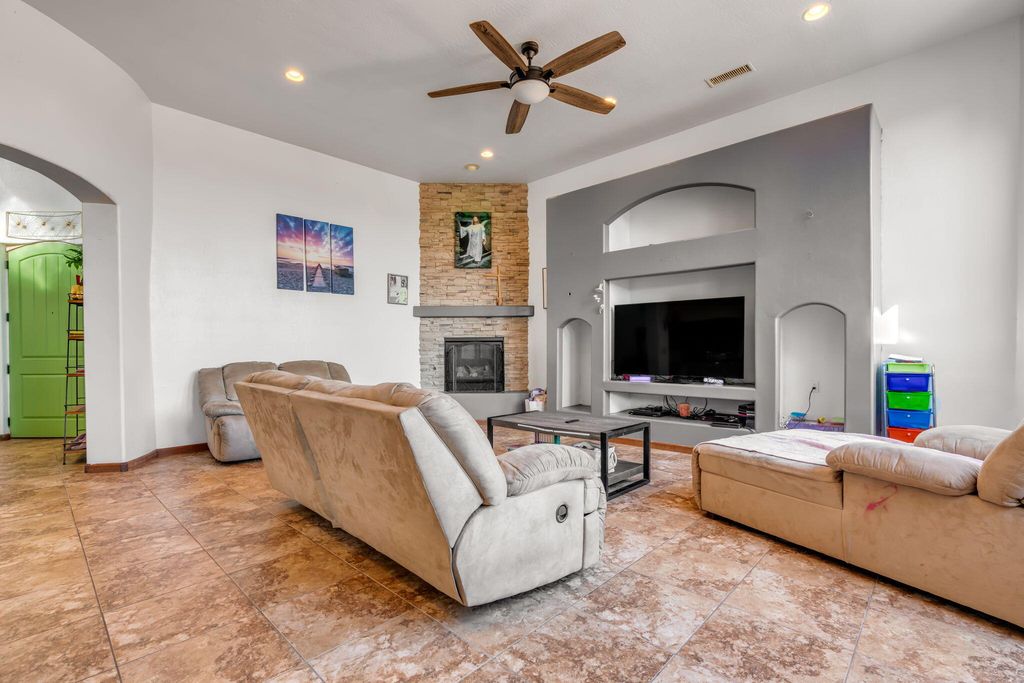 Image 6 of property listing at 2820 Stapleton Avenue NE, Rio Rancho, NM 87124