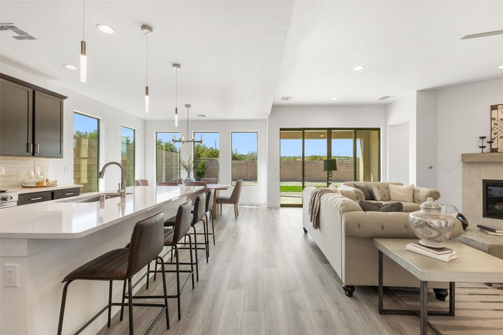 64 Cadena Loop, White Rock, NM 87547