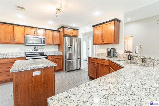 216 S Rushmore Drive, Vine Grove, KY 40175
