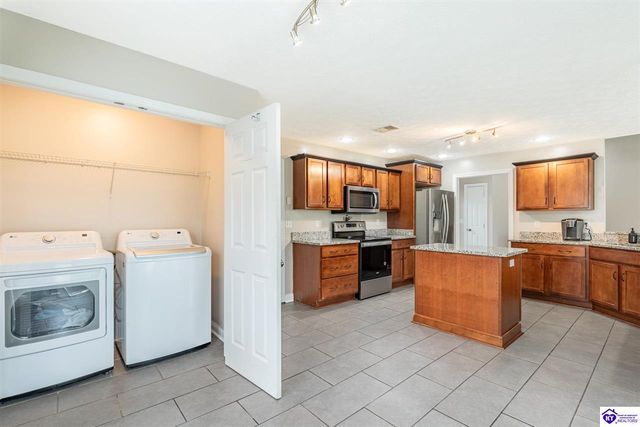 216 S Rushmore Drive, Vine Grove, KY 40175