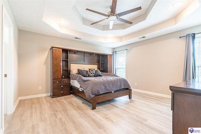 216 S Rushmore Drive, Vine Grove, KY 40175