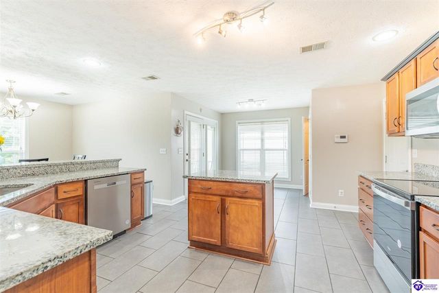 216 S Rushmore Drive, Vine Grove, KY 40175