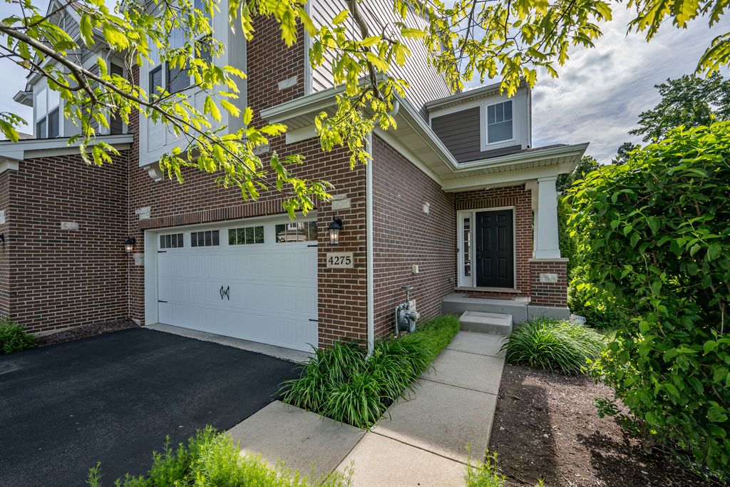 Image 2 of property listing at 4275 Fiona Lane, Lisle, IL 60532