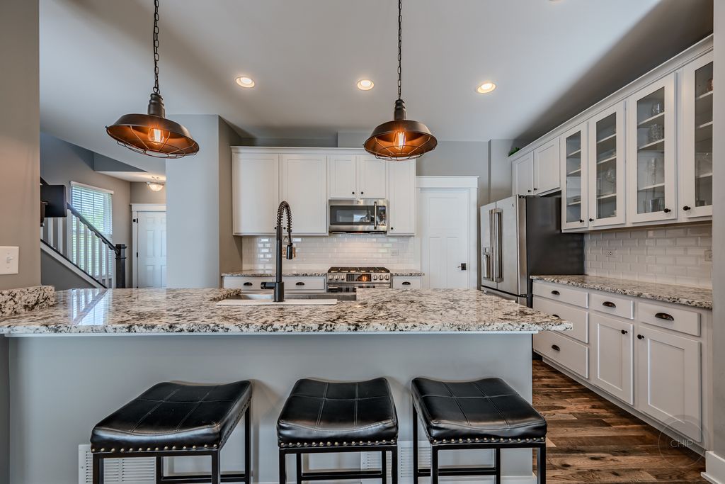 Image 15 of property listing at 4275 Fiona Lane, Lisle, IL 60532