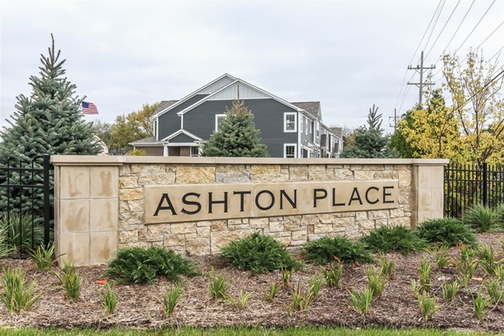 Image 3 of property listing at 4275 Fiona Lane, Lisle, IL 60532