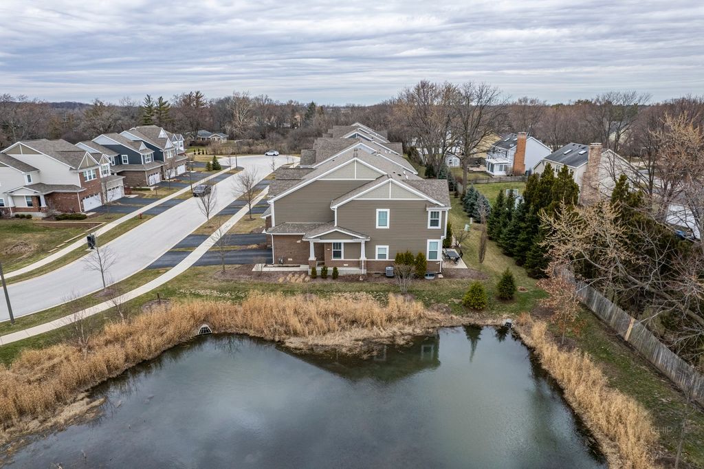 Image 4 of property listing at 4275 Fiona Lane, Lisle, IL 60532