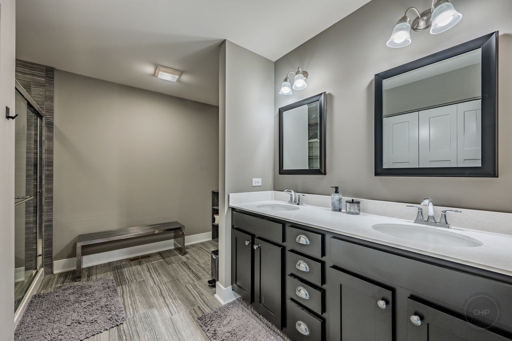 Image 32 of property listing at 4275 Fiona Lane, Lisle, IL 60532