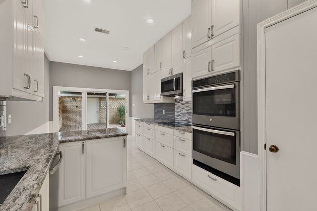 3113 Stonehenge Lane, Carrollton, TX 75006