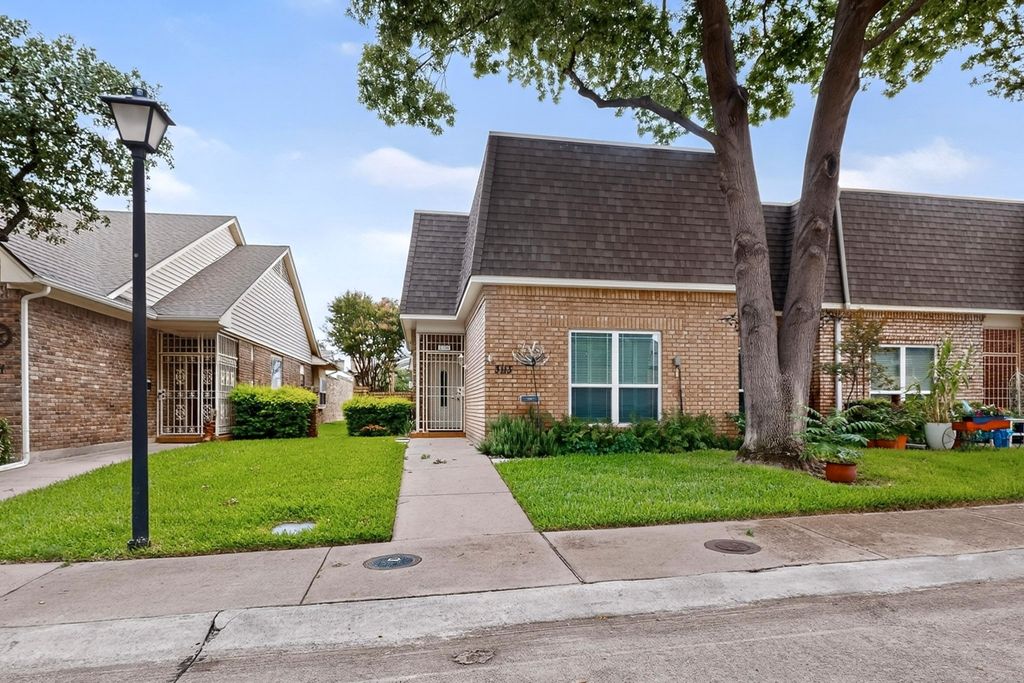 3113 Stonehenge Lane, Carrollton, TX 75006