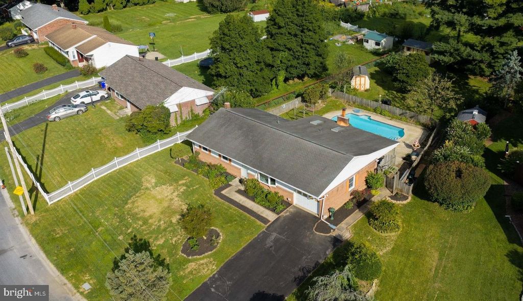 26 TENNYSON DR, Lancaster, PA 17602