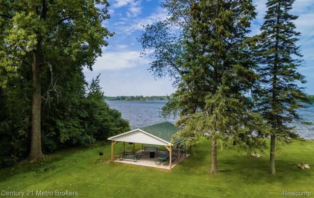 3009 Bay View Drive, Fenton, MI 48430