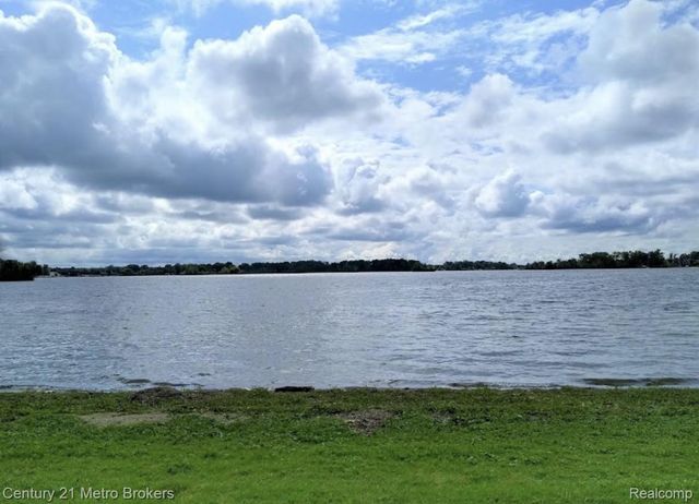 3009 Bay View Drive, Fenton, MI 48430