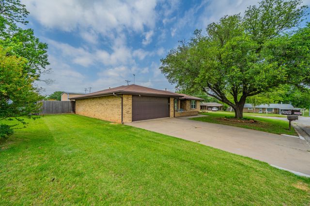1300 Austin Street, Bowie, TX 76230