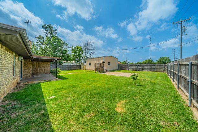 1300 Austin Street, Bowie, TX 76230