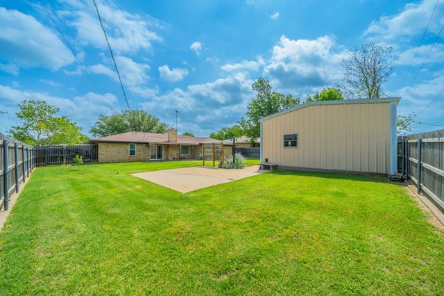 1300 Austin Street, Bowie, TX 76230