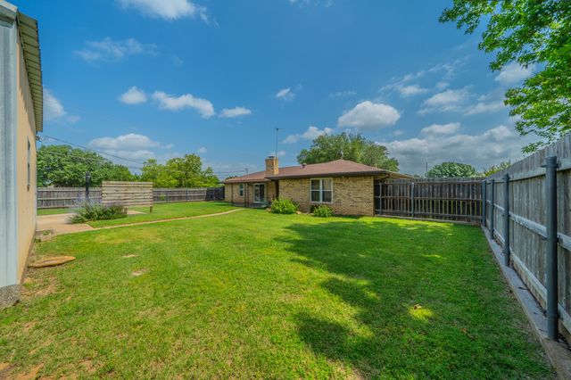1300 Austin Street, Bowie, TX 76230