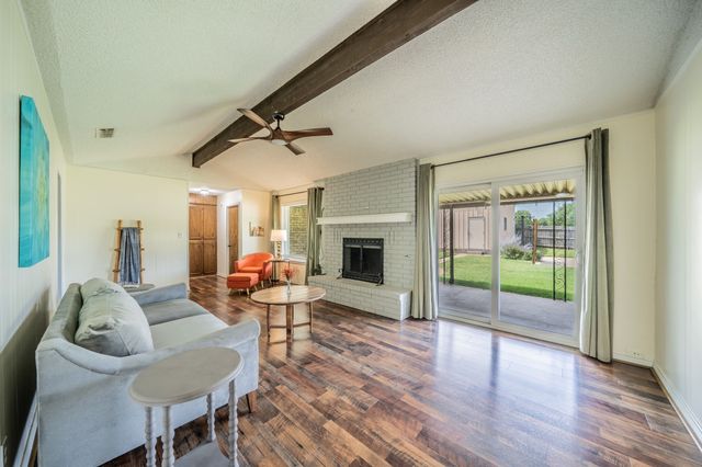 1300 Austin Street, Bowie, TX 76230