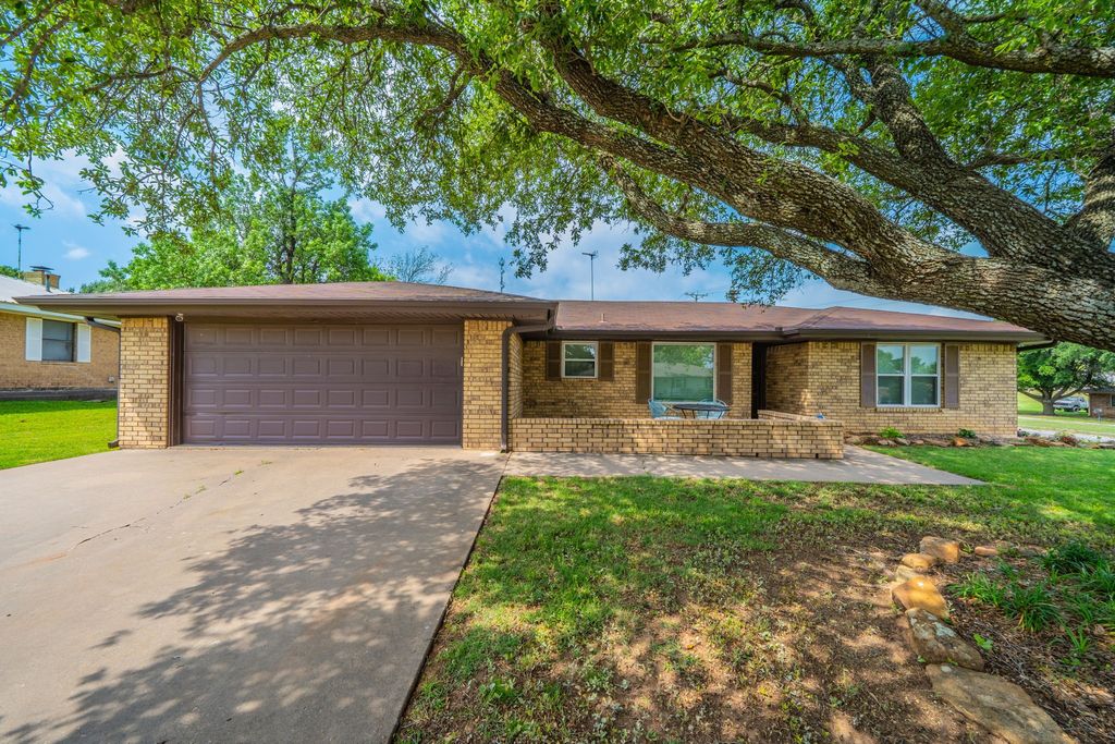 1300 Austin Street, Bowie, TX 76230