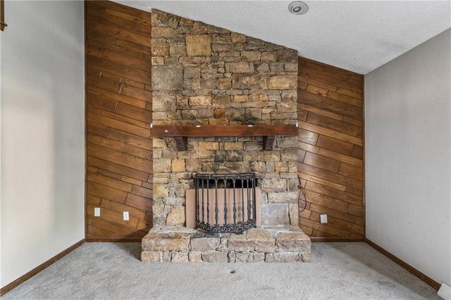 18820 E Hanthorne Drive, Independence, MO 64057