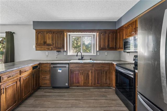 18820 E Hanthorne Drive, Independence, MO 64057