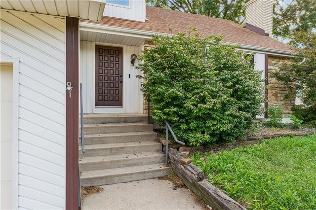 18820 E Hanthorne Drive, Independence, MO 64057