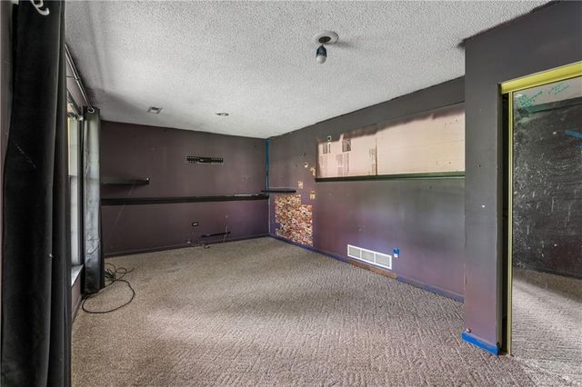 18820 E Hanthorne Drive, Independence, MO 64057