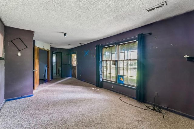 18820 E Hanthorne Drive, Independence, MO 64057