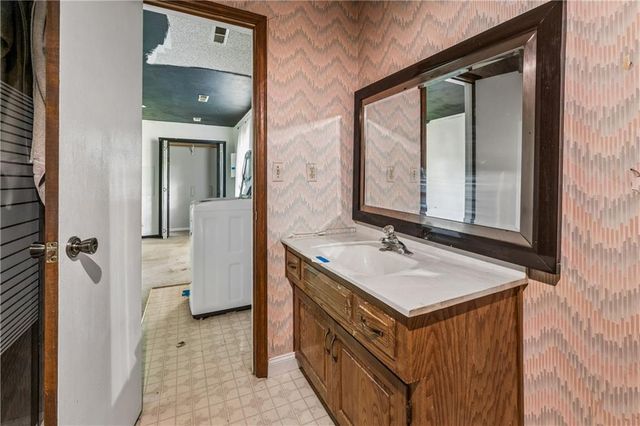 18820 E Hanthorne Drive, Independence, MO 64057