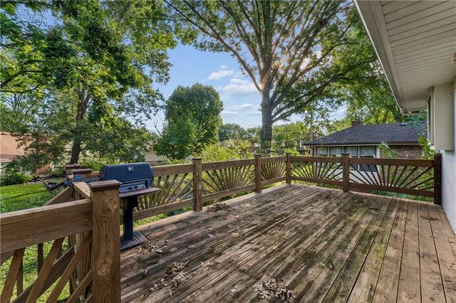 18820 E Hanthorne Drive, Independence, MO 64057
