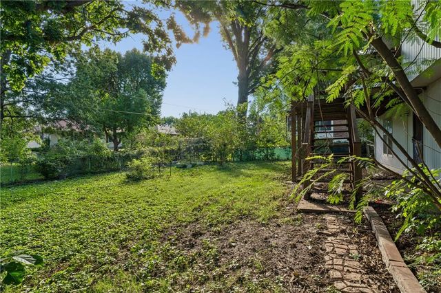18820 E Hanthorne Drive, Independence, MO 64057