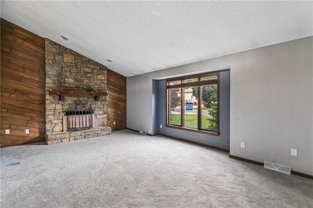 18820 E Hanthorne Drive, Independence, MO 64057