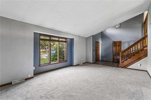18820 E Hanthorne Drive, Independence, MO 64057