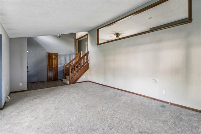 18820 E Hanthorne Drive, Independence, MO 64057