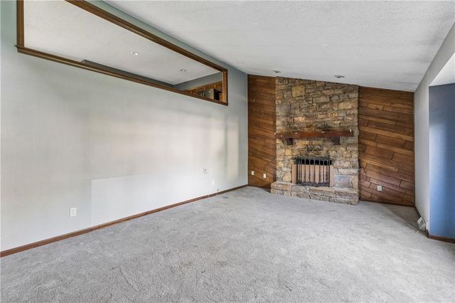 18820 E Hanthorne Drive, Independence, MO 64057