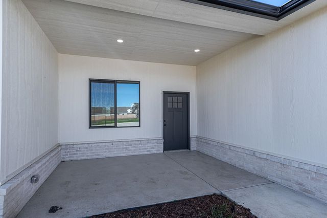 713 E Elmwood St, Park City, KS 67147